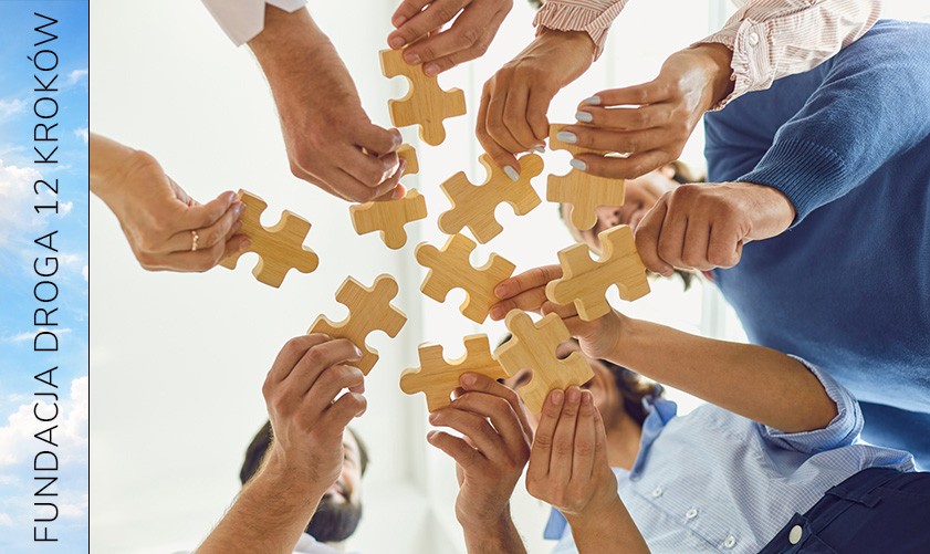Fundacja Droga 12 Kroków — dłonie uczestników składające wspólnie puzzle, symbol wspólnoty i wsparcia